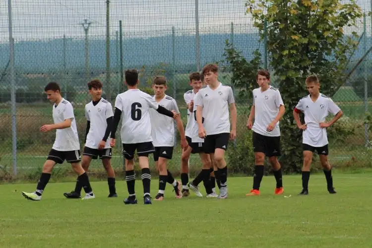Žáci hráli doma. Starší se Svratkou vyrovnaně, mladší na favorizovanou Karvinou nestačili