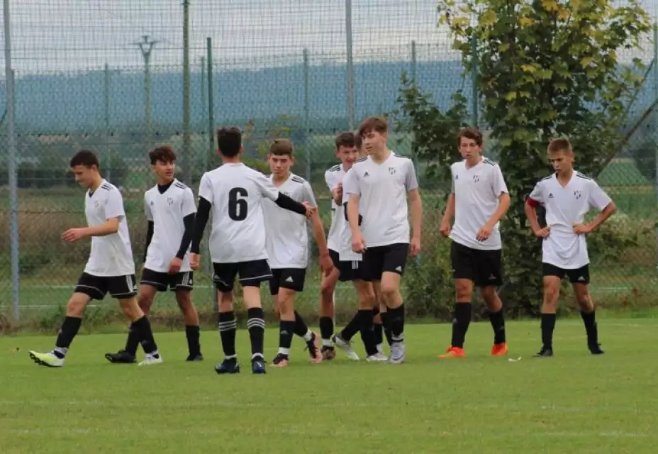 Žáci hráli doma. Starší se Svratkou vyrovnaně, mladší na favorizovanou Karvinou nestačili